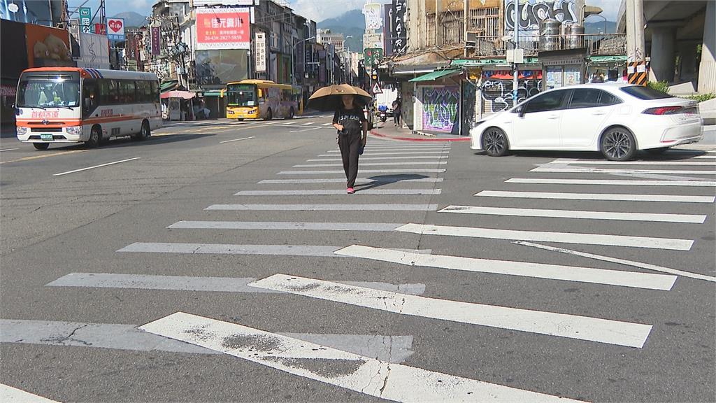 行人陷阱?士林夜市旁行穿線「有殘影」 專家:市府驗收很友善