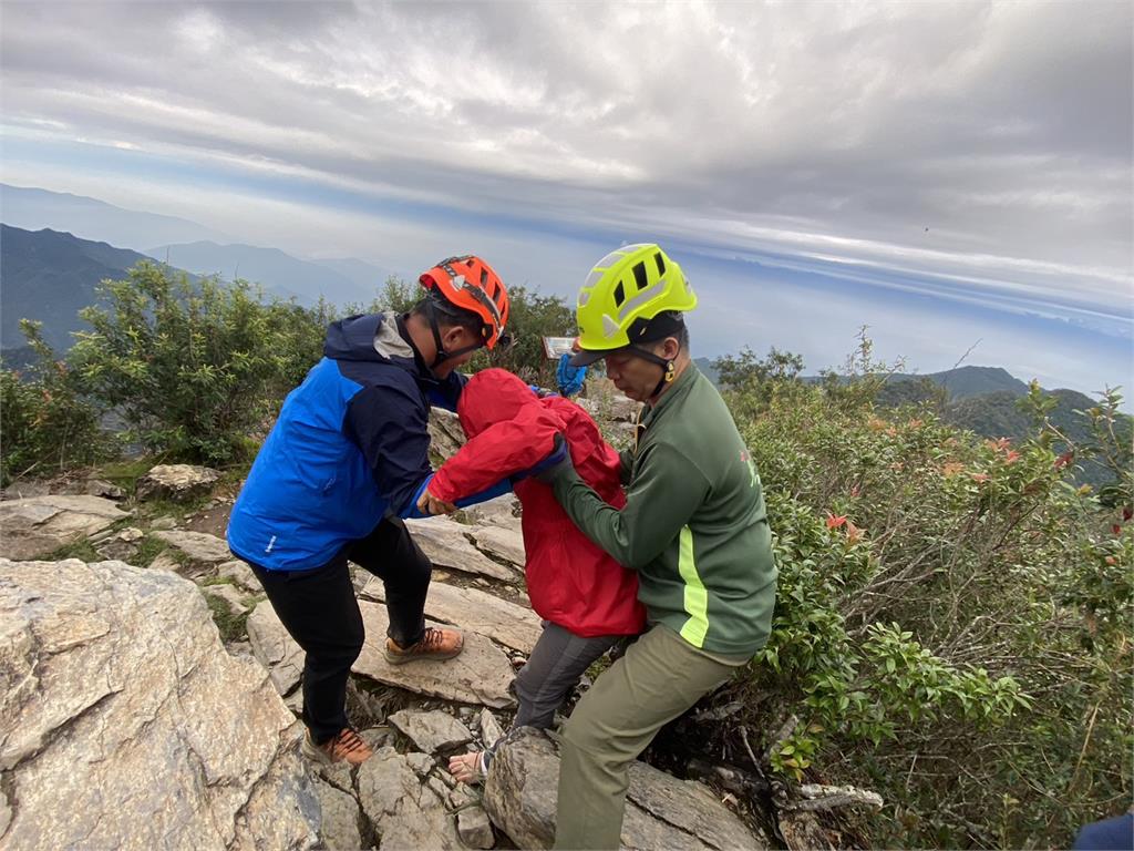 快新聞/北大武山登山客摔傷疑腦震盪 空勤總隊直升機斷崖吊掛救援