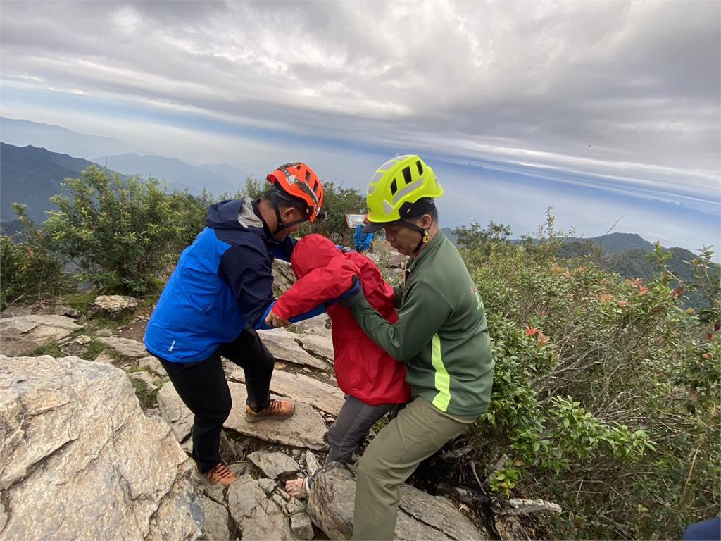 快新聞／北大武山登山客摔傷疑腦震盪　空勤總隊直升機斷崖吊掛救援