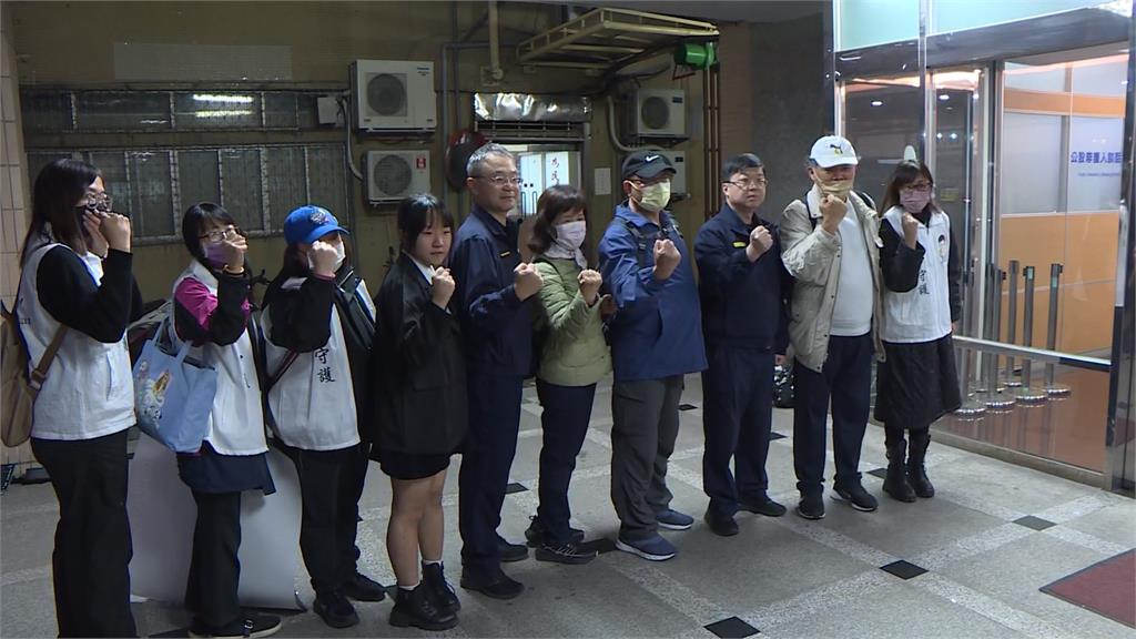 毒駕拖行警致死！女「一審判死」殉職所長父母當庭下跪謝法官