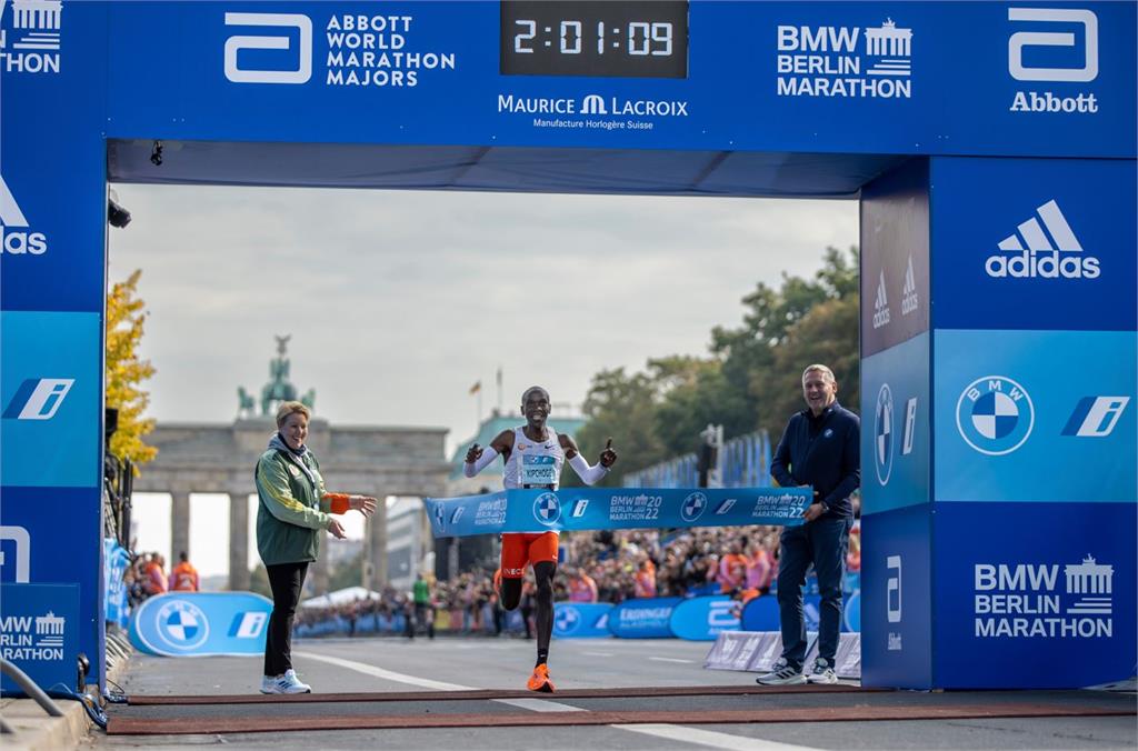 肯亞好手基普喬蓋再破馬拉松世界紀錄！　2小時1分9秒奪冠