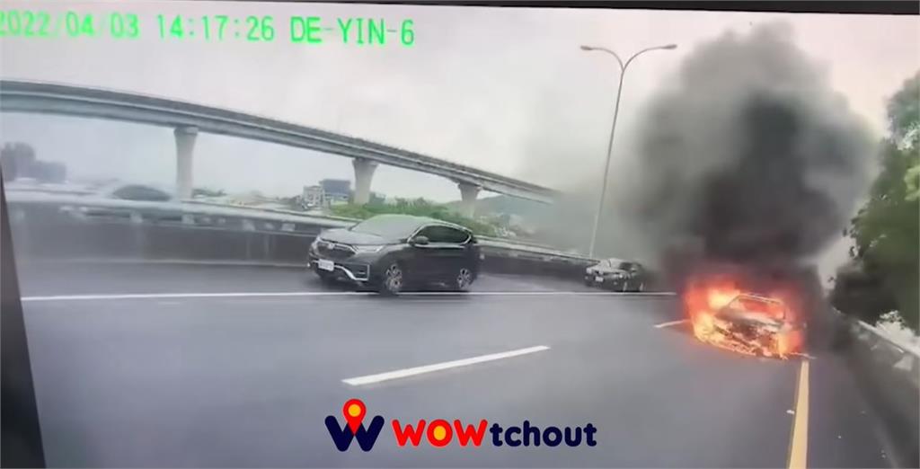 清明驚魂BMW國道火燒車　女乘客「露肚裝」5秒畫面瘋傳：比車子還火