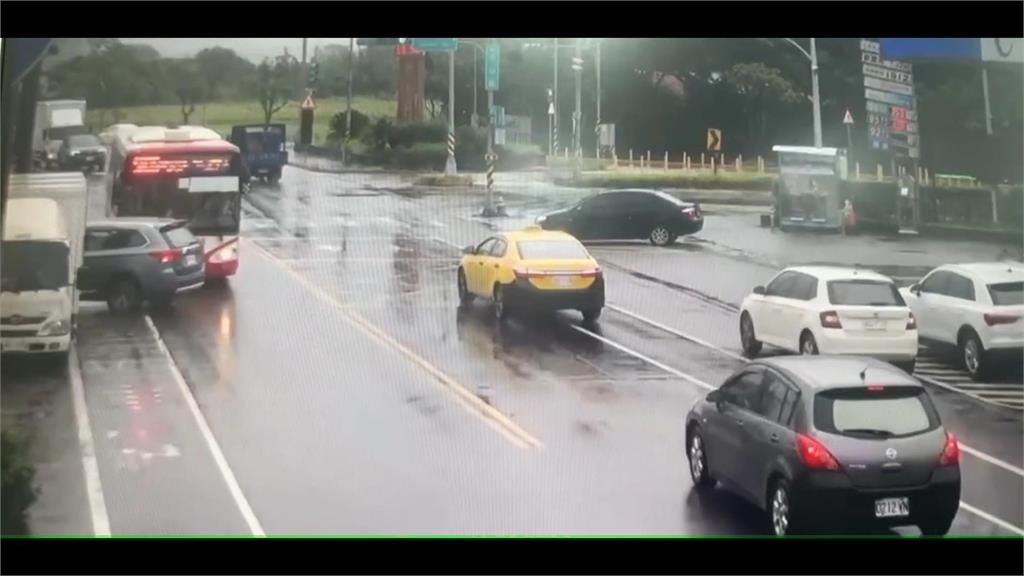 連假翻車!龜山小客車擦撞路邊2車後翻覆