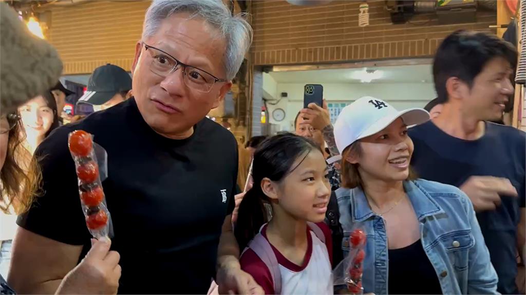 快新聞/黃仁勳現身臨江街夜市! 自掏腰包「請吃糖葫蘆」民眾搶拍