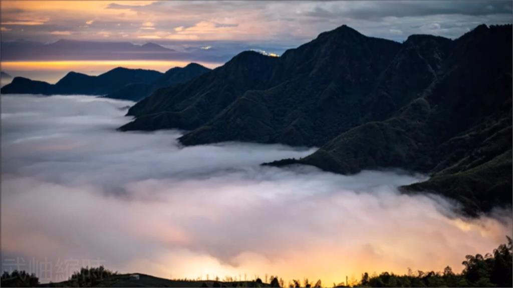 大崙山雨後天空繽紛多彩 雲海伴夕陽景色絕美