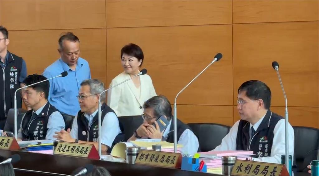 致癌油風波！綠議員議會舉牌　包圍要求盧秀燕道歉.、生局長下台