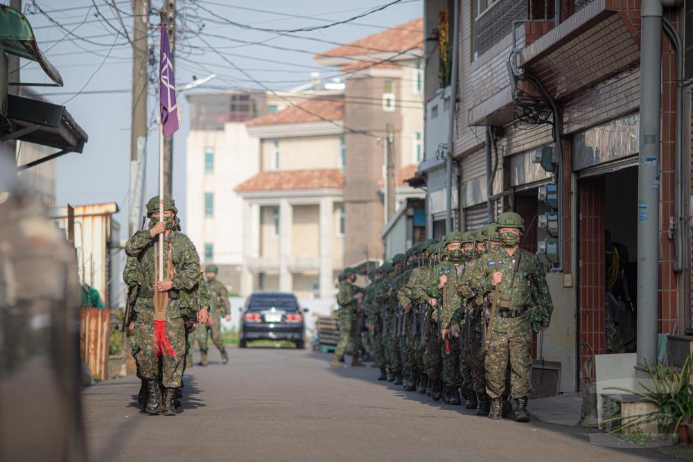 快新聞／新制教召今行軍10公里「訓練畫面曝」！　國小孩童路邊加油打氣