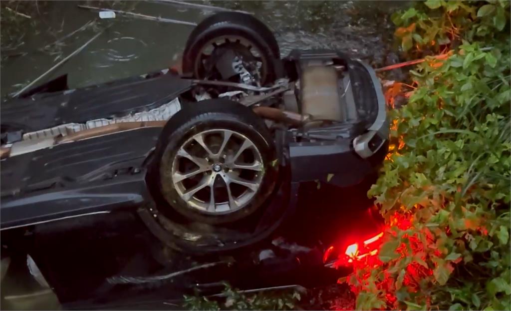新北萬里死亡車禍 汽車墜落大排水溝1死1傷
