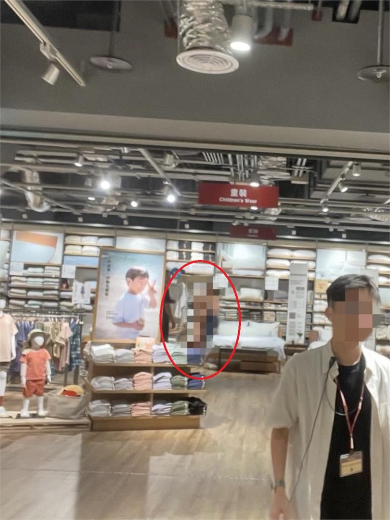 無印良品怪男「全裸躺床翻滾」超扯畫面流出!網朝聖嚇傻:進擊的巨人?