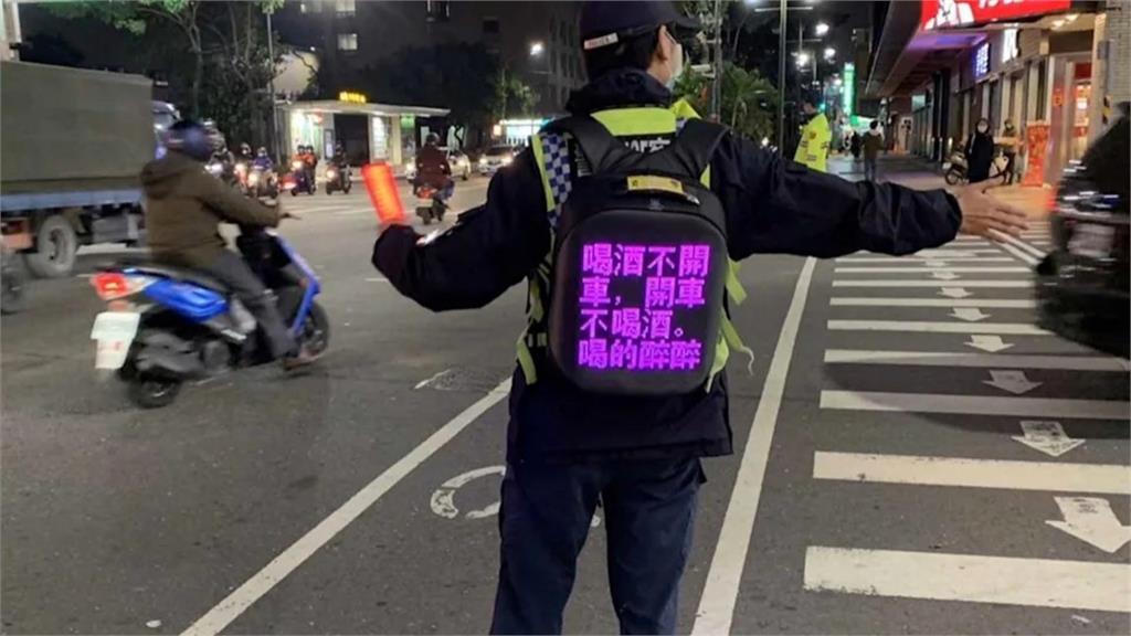 高雄警背LED包宣導防酒駕　化身路口螢火蟲