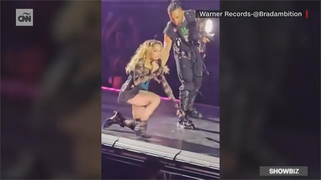 65歲瑪丹娜演唱會出意外！　舞台上重摔反被抓包對嘴？