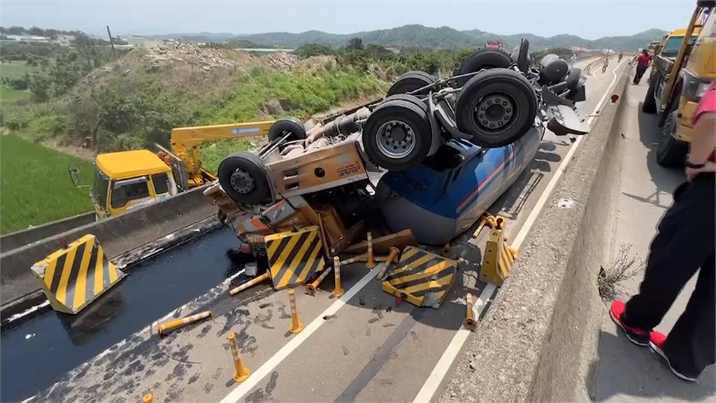 自撞護欄翻落慢車道 槽車倒頭栽!車頭壓變形駕駛受困