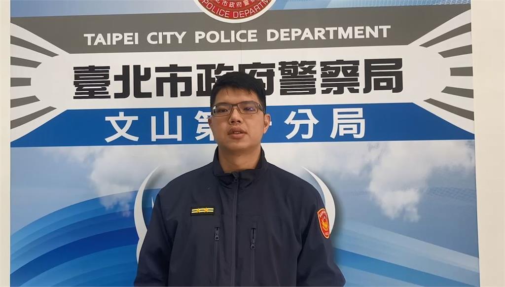 快新聞/拿千元大鈔搭公車拒刷卡 婦人失控站路中央擋車