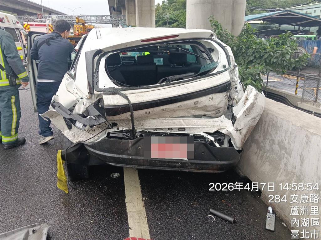 最新／天雨路滑！國1水泥車翻覆撞5車　1人失去呼吸心跳搶救中