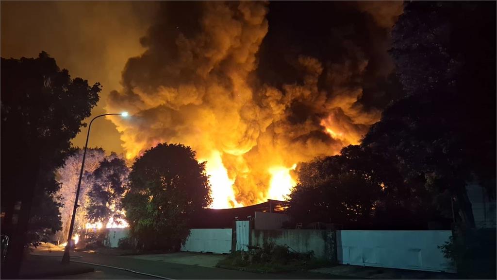 快新聞／高雄岡山晚間爆巨響！廢金屬廠全面燃燒　陳其邁到場關心救災進度