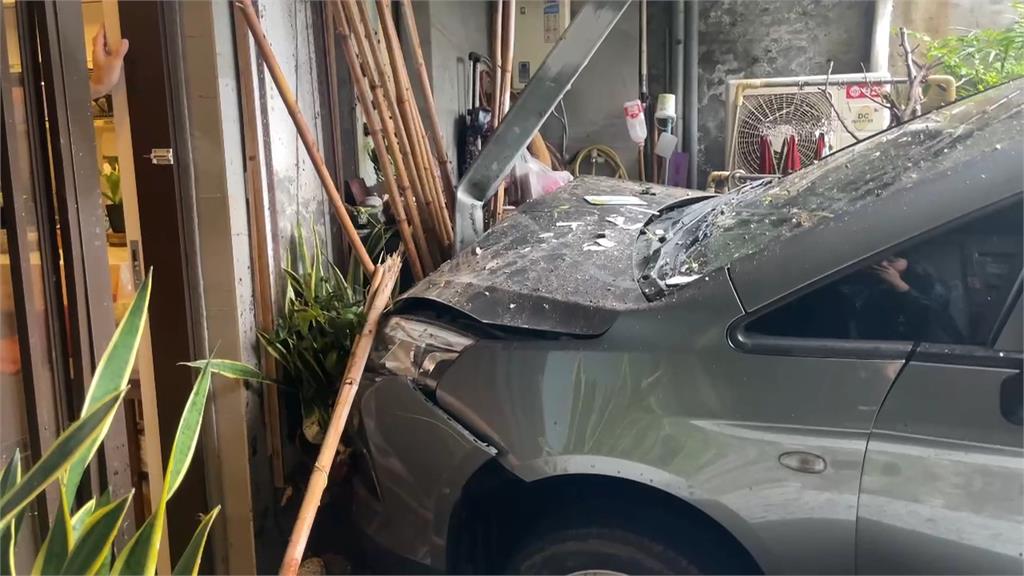 高齡駕駛又出事! 新店74歲翁「拐錯巷弄」暴衝撞進民宅