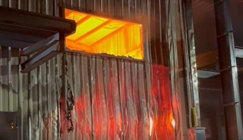 新竹家具店倉庫起火　2層樓高鐵皮倉庫大火狂燒