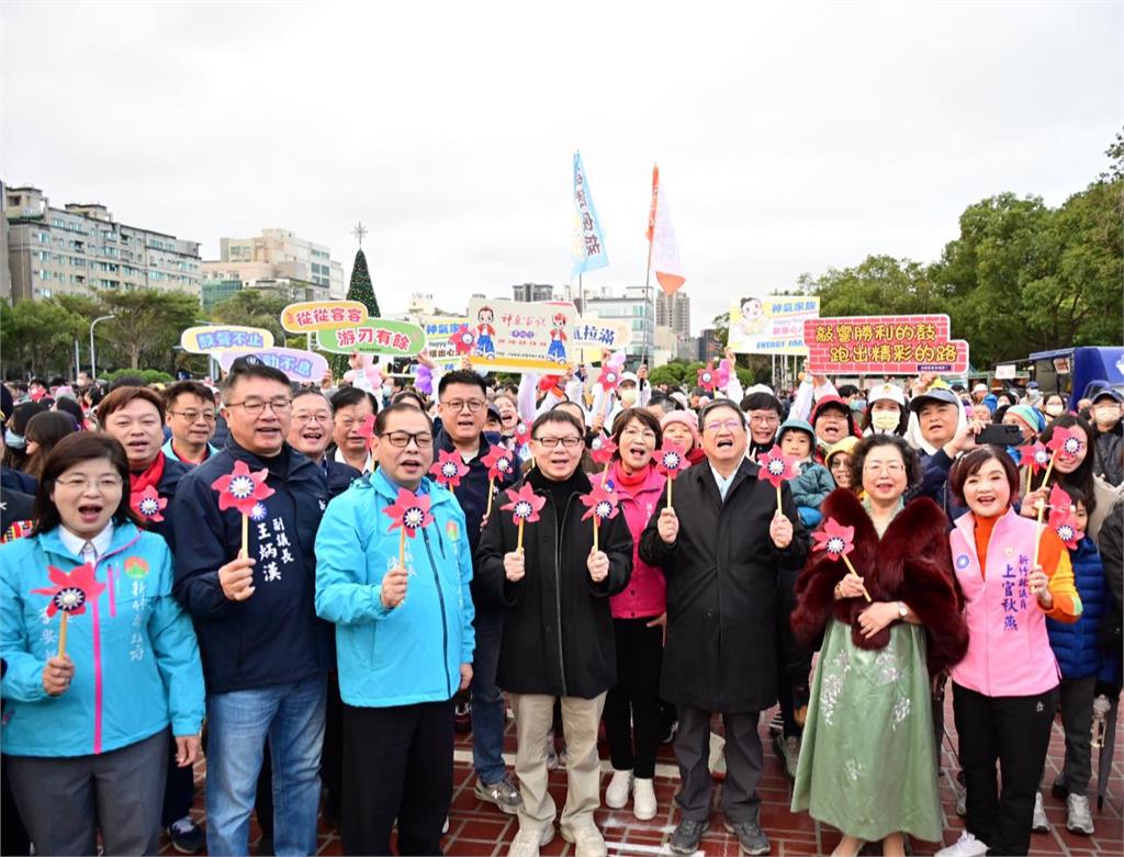 新竹副縣長元旦升旗罕戴「黑框眼鏡」!網驚喊「神似蔣經國」…本尊回應了