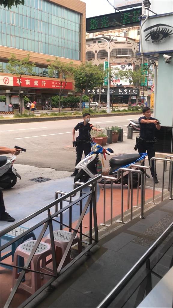 快新聞/台中清水郵局驚見男子持刀揮舞 遭警合力壓制在地