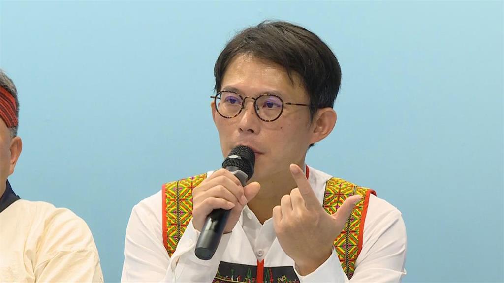 黃國昌「餵奶文宣」擺拍催票！「顧娃、顧電話」網諧音哏酸爆：顧人怨