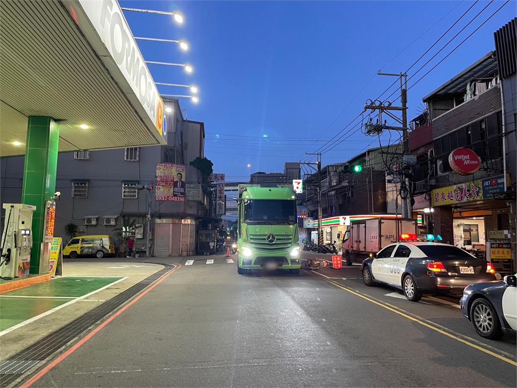 快新聞／土城死亡車禍！　女騎士「車體突偏移撞上大貨車」送醫不治