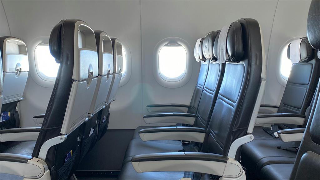搭飛機「最糟座位」是這裡!資深空服員曝選「這1排」:視野佳、空間大