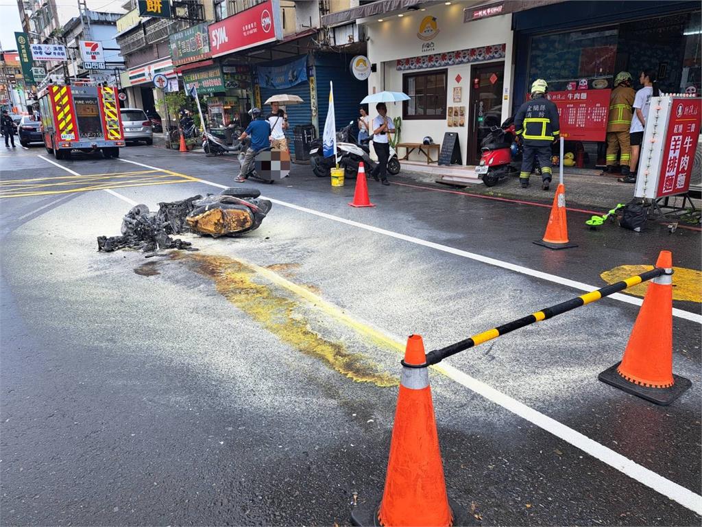 快新聞/碰!礁溪1機車打滑自摔「起火燃燒」 車輛「只剩骨架」畫面曝光