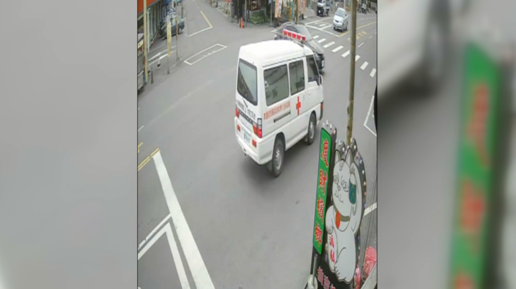 疑小客車未聽見鳴笛聲釀擦撞 救護車失控衝進熱炒店