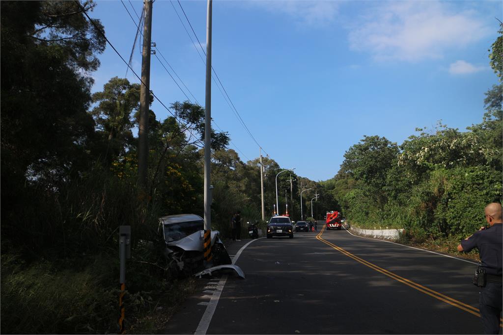 快新聞／彰化田中夫妻自撞身亡！車頭撞爛、電桿歪斜畫面曝