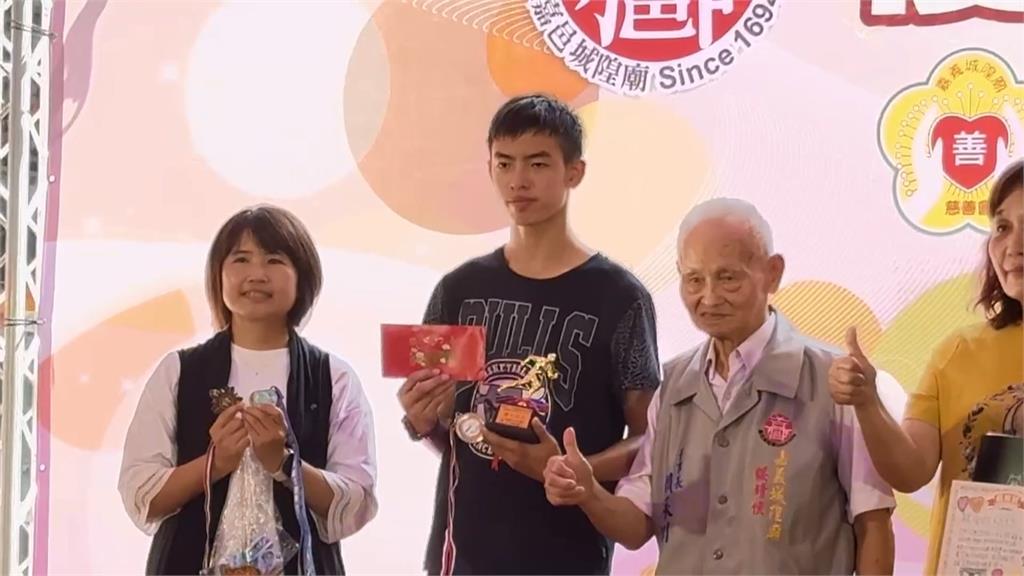 城隍廟「孝親獎楷模助學金」 71位「逆境天使」獲獎