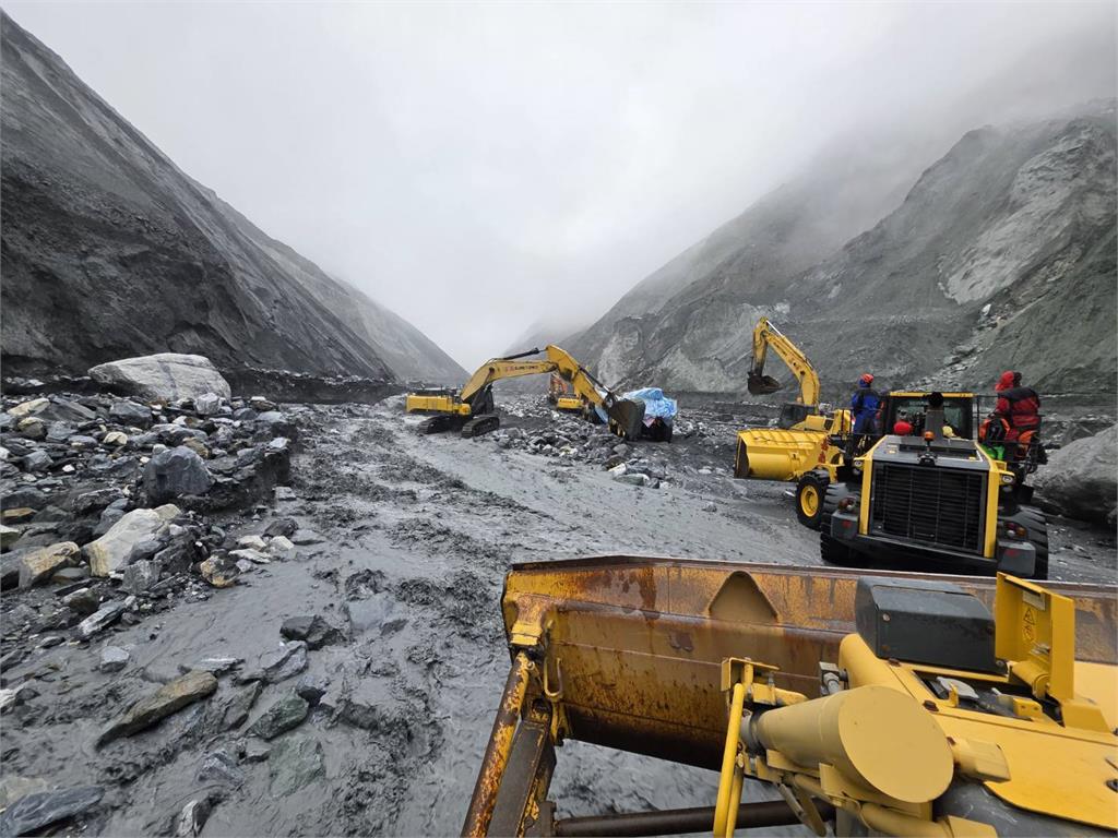馬太鞍溪堰塞湖引流工程啟動　施工團隊抵壩頂逐步降挖