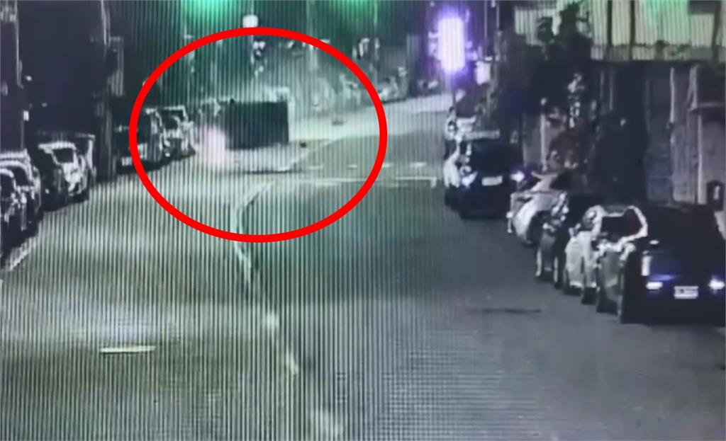 高雄酒駕撞5車！　「肇事小貨車當場翻覆」駕駛輕傷