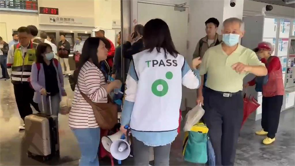 大雨導致火車停駛 旅客飆、列車長互相飆罵