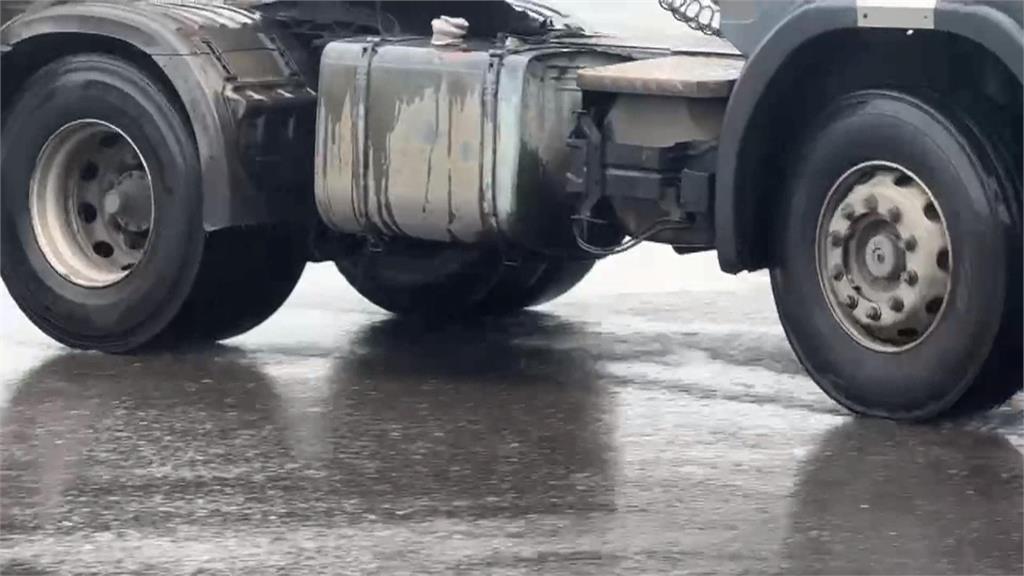 驚險! 拖板車"外輪皮肉分離"胎皮狂打車身 用路人傻眼