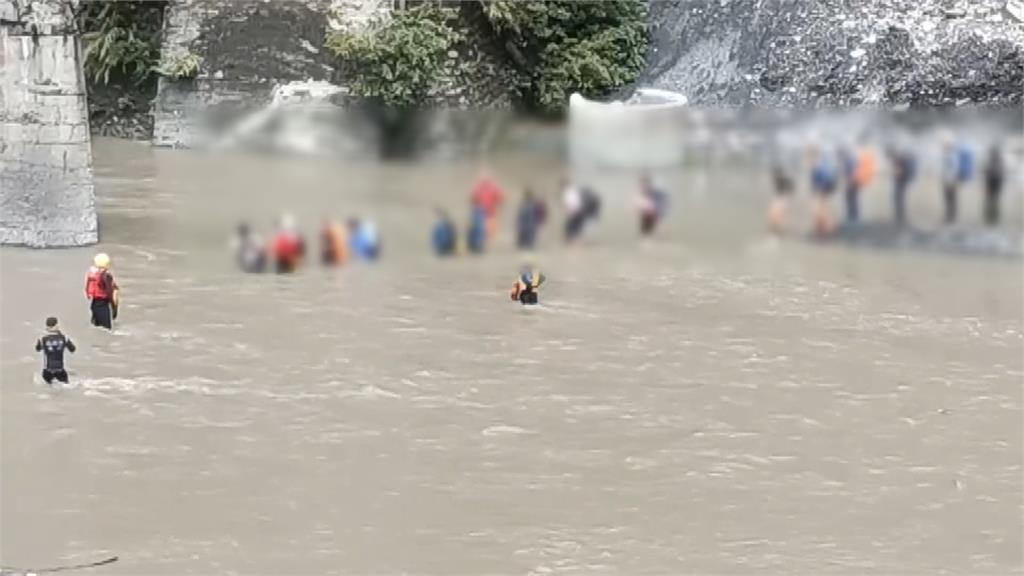 一個拉一個驚險渡河　70登山客困丹大林道獲救