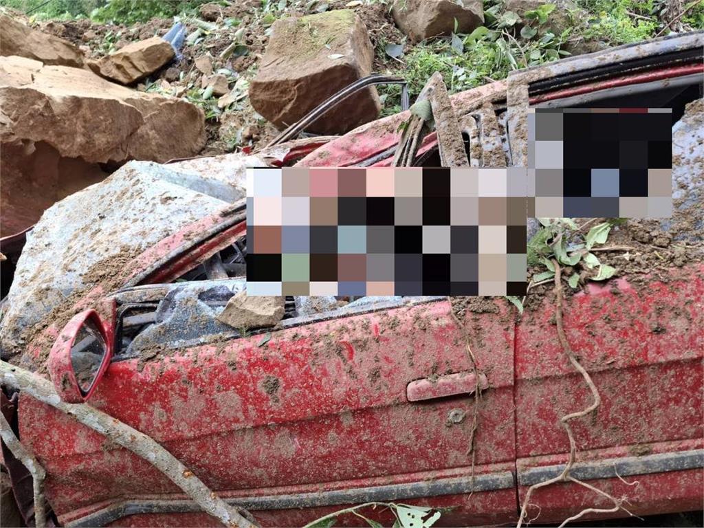 快新聞／苗栗泰安驚傳落石坍方！　2人遭活埋砸車宣告不治