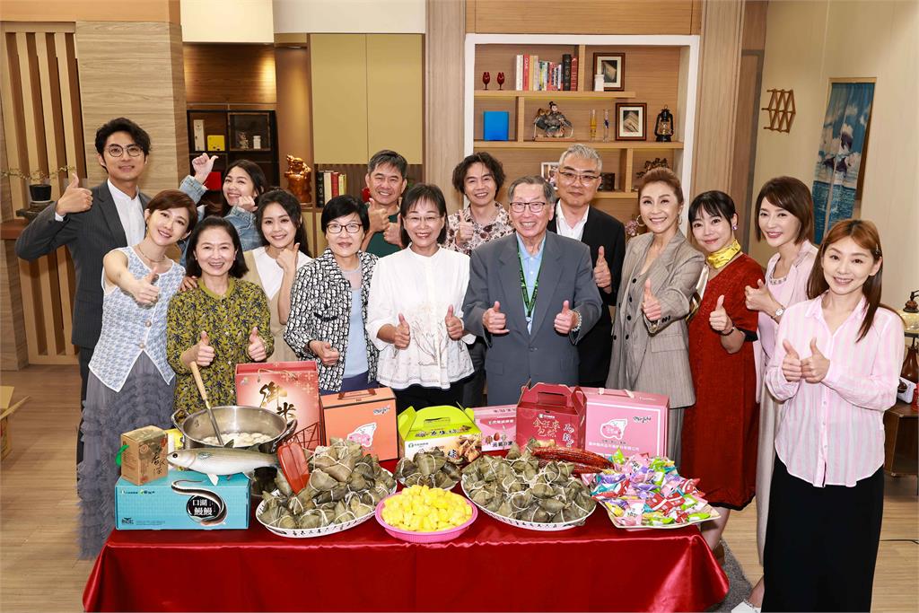 雲林產地直送！副縣長謝淑亞攜農特產進擊民視 探班《豆腐媽媽》慶收視第一送「大粽」
