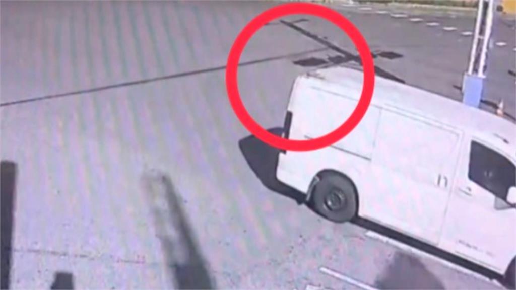 嚇死人！台中馬路驚見「血淋淋斷掌」　警一查竟是...