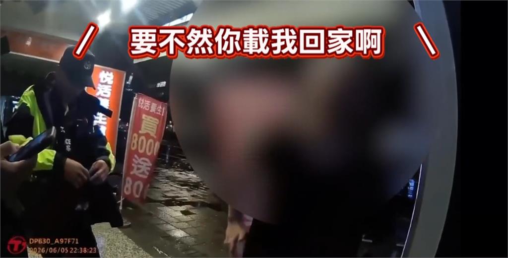 扯！醉男雨天攔不到計程車　竟衝路中抓機車後照鏡要騎士載他回家