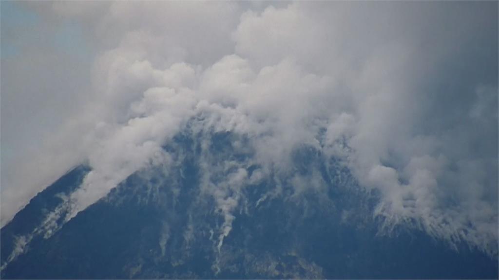 印尼東部火山多次噴發 緊急警告飛機"避開航線"