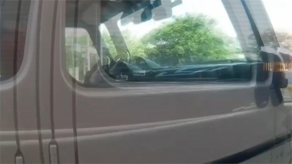 英勇！1歲幼兒遭反鎖車內　警破窗救人遭割傷