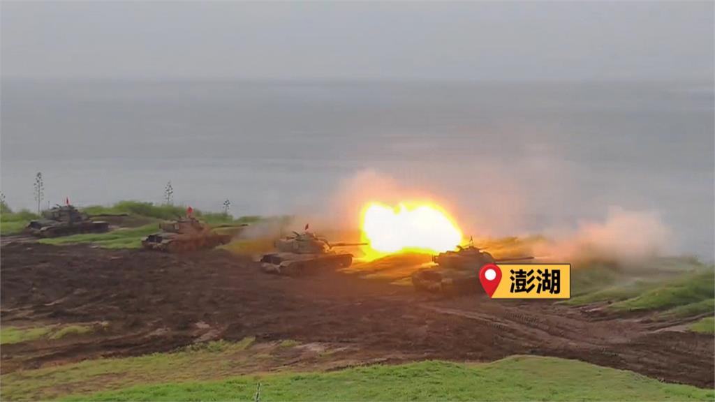 漢光41號演習!海軍演練防禦性布雷 賴總統著迷彩服登艦視導