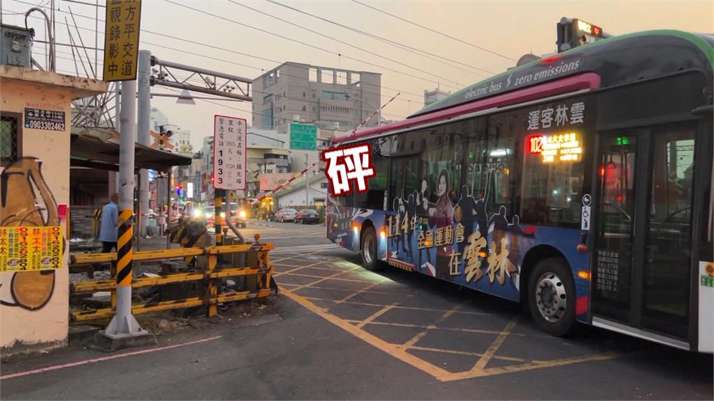 驚!直擊公車驚險卡平交道 柵欄下放敲車頂險象環生