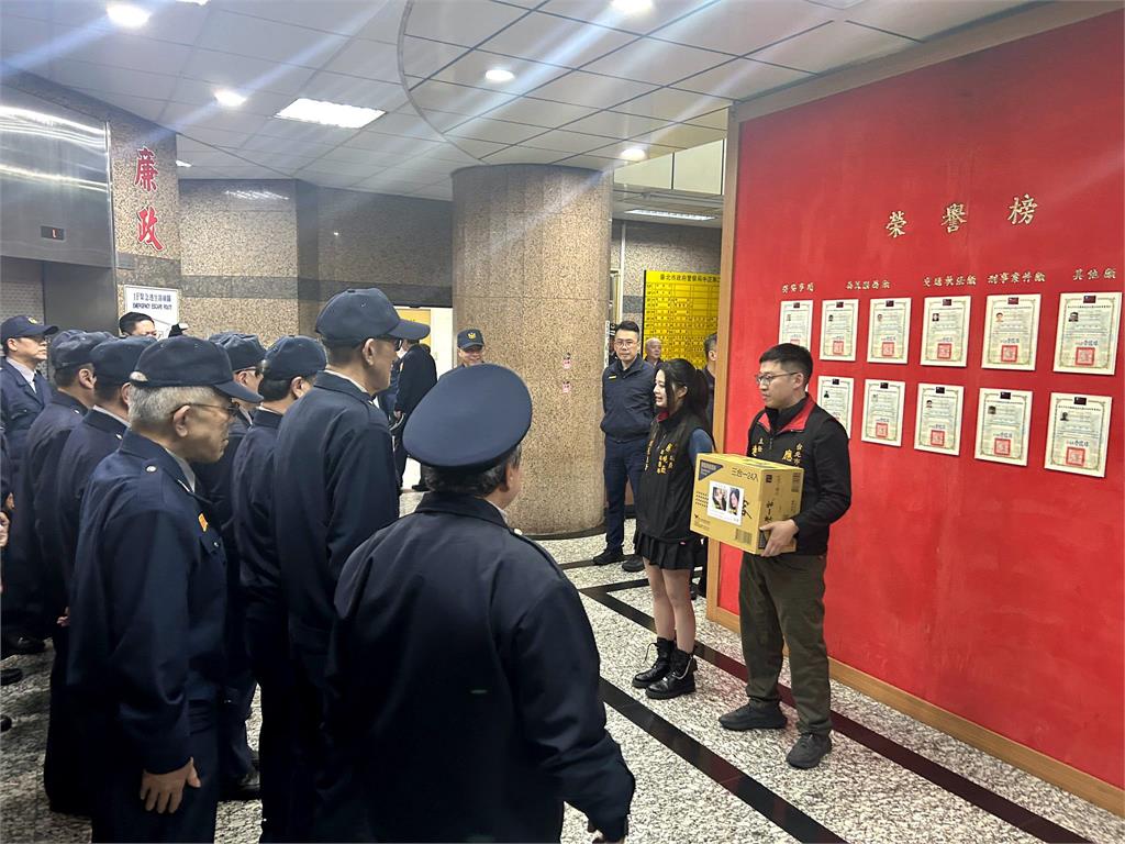 送義警泡麵「還貼自拍照」應佳妤遭酸作秀！應曉薇怒嗆網：注意留言不要被告