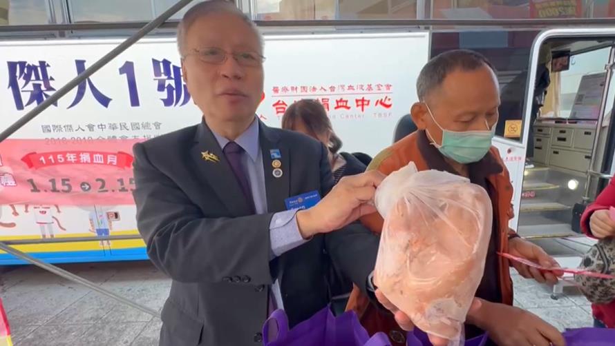 捐血前先移走路障護安全 民眾天冷捐熱血"領土雞"