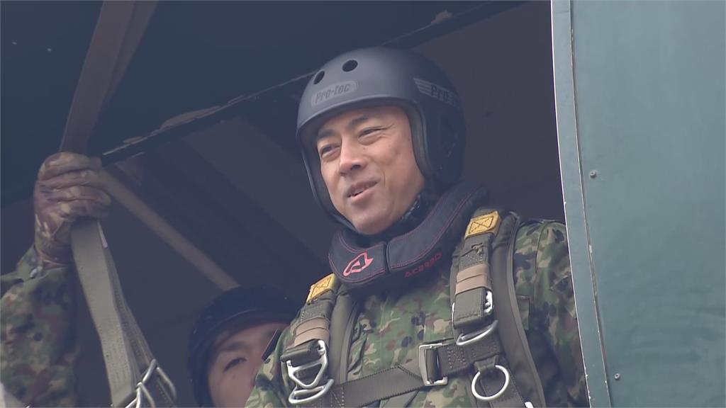 日本陸上自衛隊空降演練　防相小泉親自跳　傘體驗