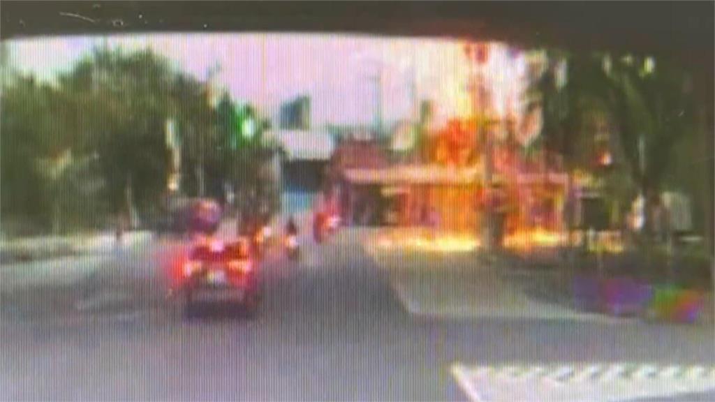 國三交流道下電桶突爆炸伴隨巨響 騎士險遭「火星瀑布」噴濺