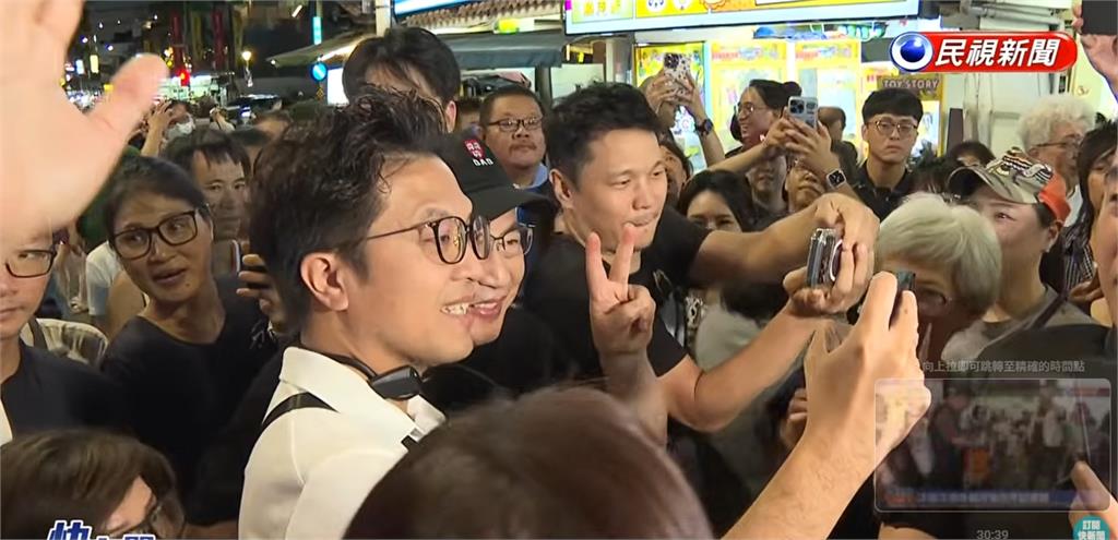 蔣萬安危機浮現？沈伯洋掃街「這一幕」人氣大輾壓…網震撼：台北起風了