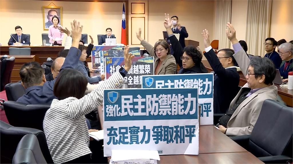 F-16V失事未裝防撞系統 柯PO文嘆飛官苦!網罵:別擋預算