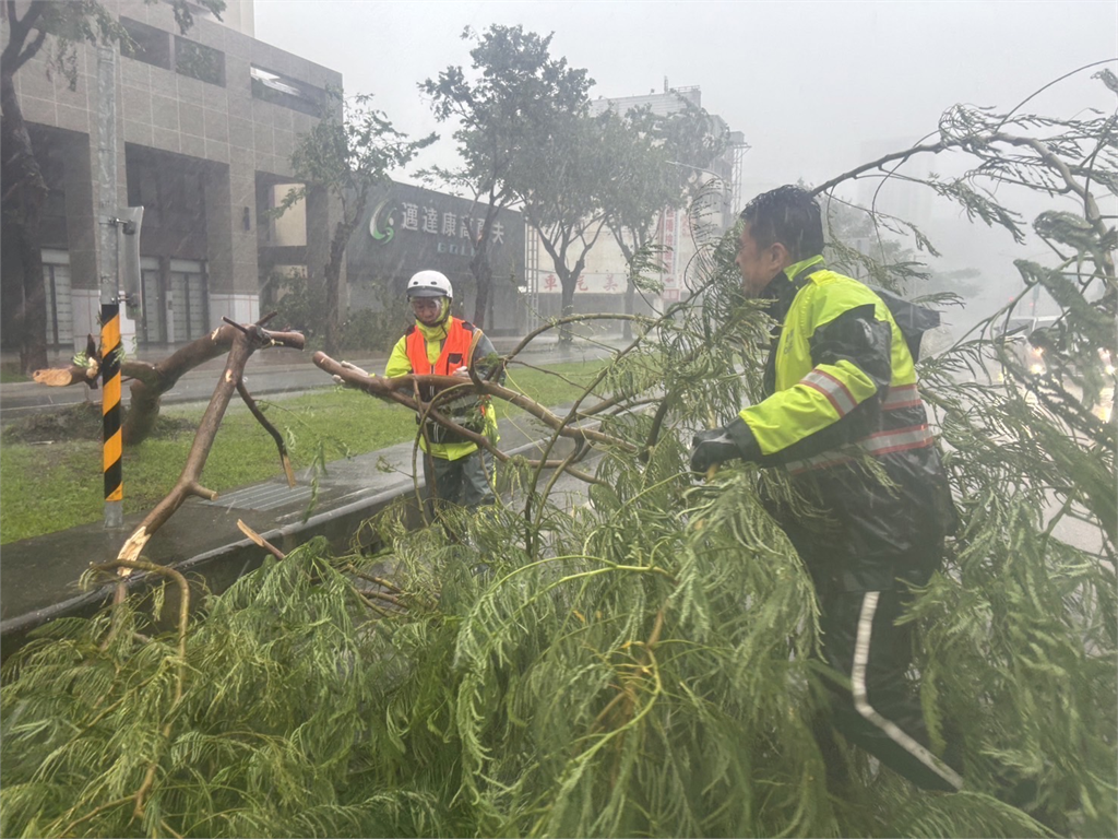 三民一警冒17級強風暴雨救災！照片曝…市民感動：他們也有家人會擔心